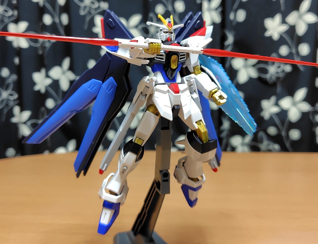 ビームサーベル2本は柄尻同士連結との事だが本ガンプラは連結機能無し。代わりに連結状態を一体成型して同梱。あとビームシールドは両前腕に展開可能。