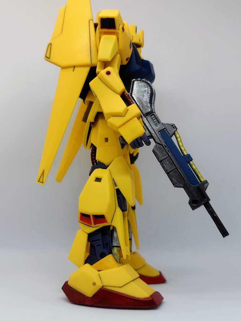 足のムーバブルフレームもしっかり造形されています。シリンダー部をゴールドとシルバーで塗装。ライフルのブルー部分は成型色のままで全体はガンメタリックで塗装。