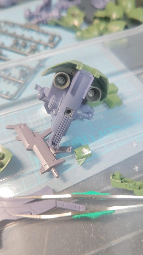 スカート内部の製作途中図です。MSGパーツのシリンダーにバーニアを取り付けております。