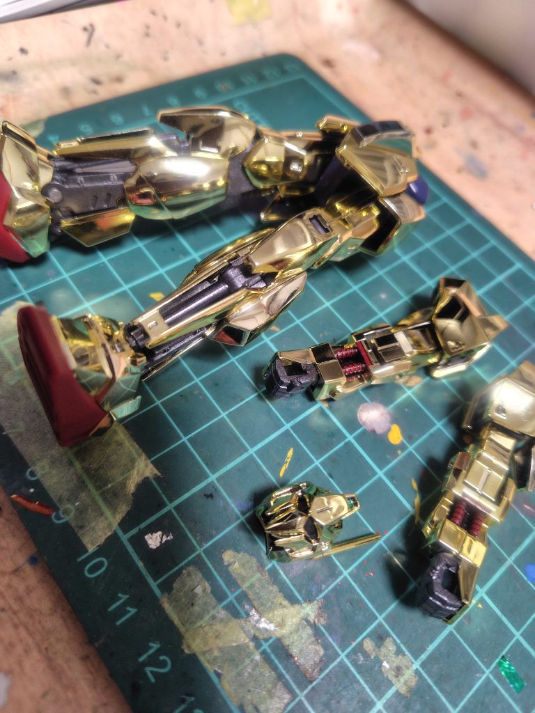 バラバラになった射手座の黄金◯衣(gundam-kao2)