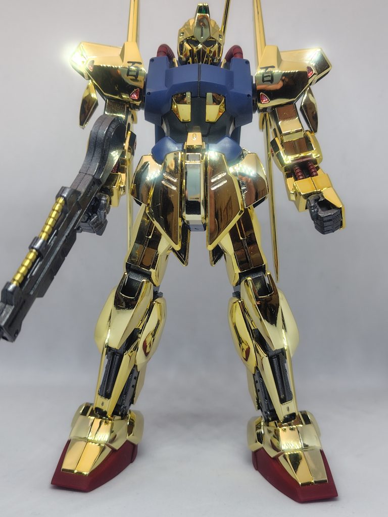 この輝き(zaku-kao2)正に黄金◯闘士!中古で購入した恐らく当時物ですが肩の百のドライデカールはそのまま使えました。腕、かた、足など金メッキ部分に容赦なく合わせ目がくるのが残念ですが、アンダーゲートのおかげでゲート跡はほとんど目立ちません。ニッパーが大変ではありますが(zaku-kao4)