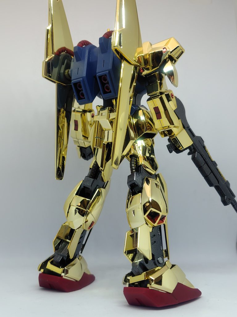 肩、腕、足の赤いスラスター部分はリアルタッチマーカーのレッドで塗ったらちょうどいい具合に下地が透けてメタリックレッドみたいになりました。