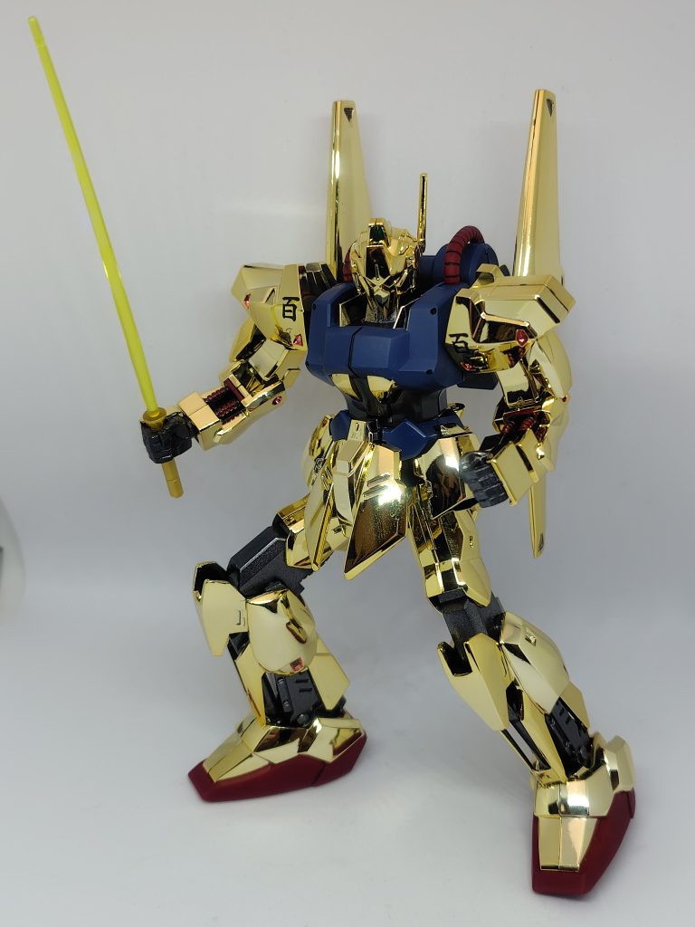 ビームサーベルはまさかのクリアイエロー1色のワンパーツ成型だったので柄の部分だけゴールドで塗装。