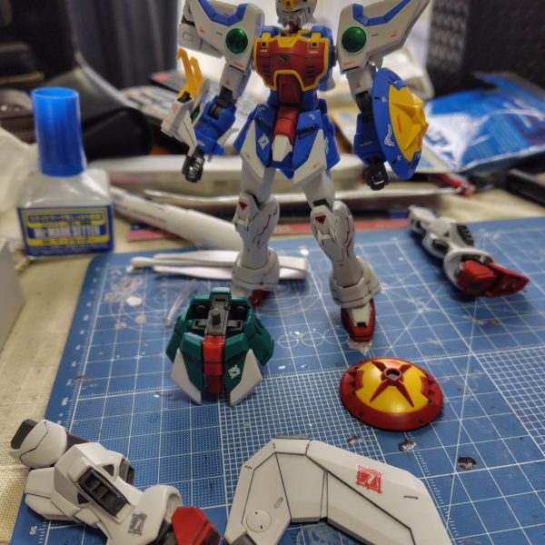 久々にデカール貼り始めました。まずは五飛さんのロゴを貼っただけで疲れました😅ぼちぼち貼っていきますー😣