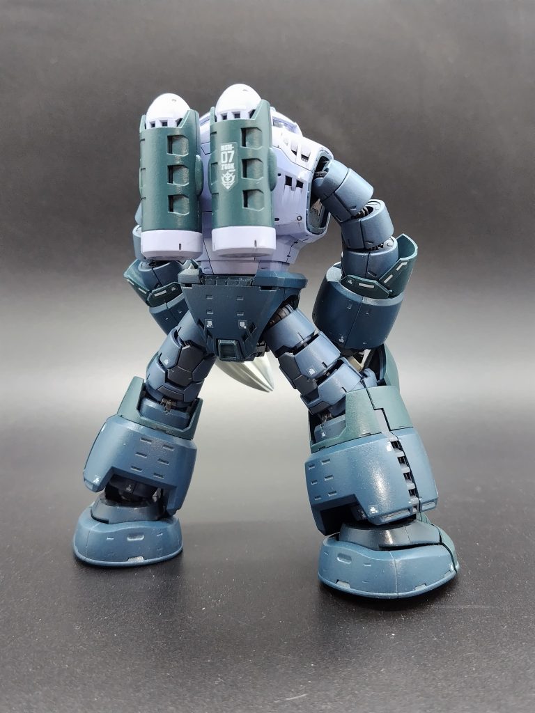 手足は非常によく動きますがフレームが華奢で壊しそうです。腰のいちパーツ、結局出てきませんでした。