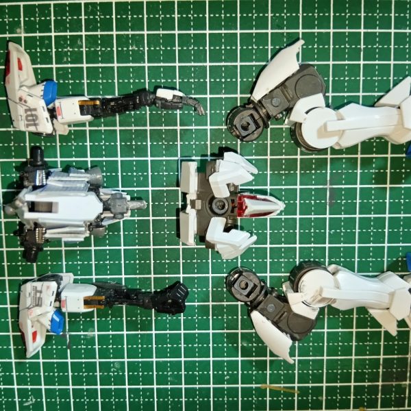 見てくださいましてありがとうございます。ガンプラのジャンクパーツでAC(アーマードコア)を作っています。胴体　腕はRGフリーダムの骨組みを使っています。胴体はフリーダムのフレームにプラ板を貼っつけたりジャンクパーツを付けたりしています。バックパックは何も出来てません(´；ω；｀)あとは塗装と武装類をやっていきたいです腰はルプスで、腰回りのやつはキャリバーンのを使っています。足は多分ビルド系のダブルオーだと思います。顔はルプスのやつにプラ板をつけています。（1枚目）