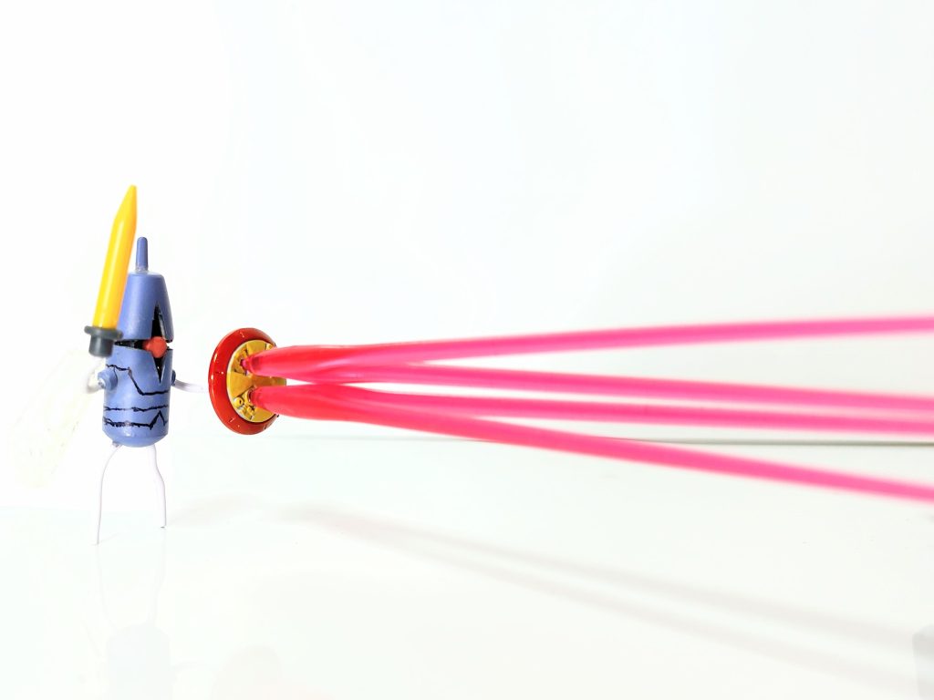 盾からはビームを乱射