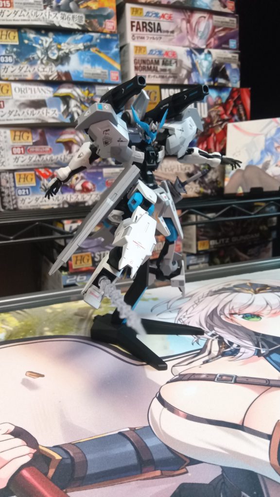 踵に隠し機関砲