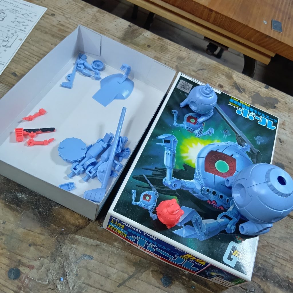 3つ同時制作。Gジェネ・ボールは成型色がピンク。灰サフで全部整えて、ミディアムブルーで塗装しました。