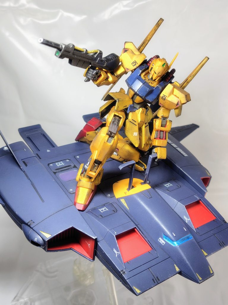 ドダイだけではポージングも何も無いので色んなMSとセットでいくつか。コクピット部分はメタリックブルー、△のモールドはゴールドでマーカー塗装。可動の良いリバイブ百式でもこの態勢は結構キツいです(gundam-kao5)