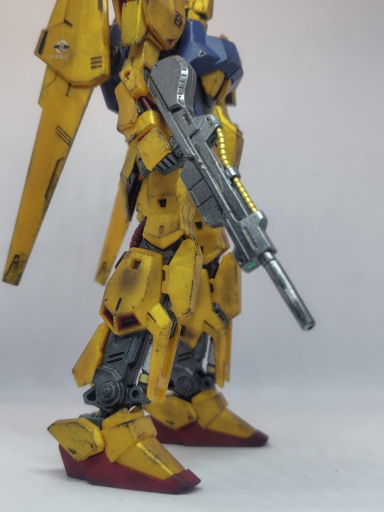 武器とフレームはタミヤのガンメタルでスプレー塗装。シリンダーやケーブルはマーカーで塗り分け。