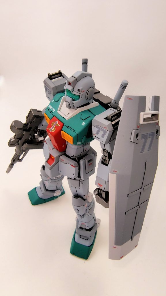 白とグレーの部分はサーフェイサーを混ぜて1回の塗装で済ませて短縮しました。