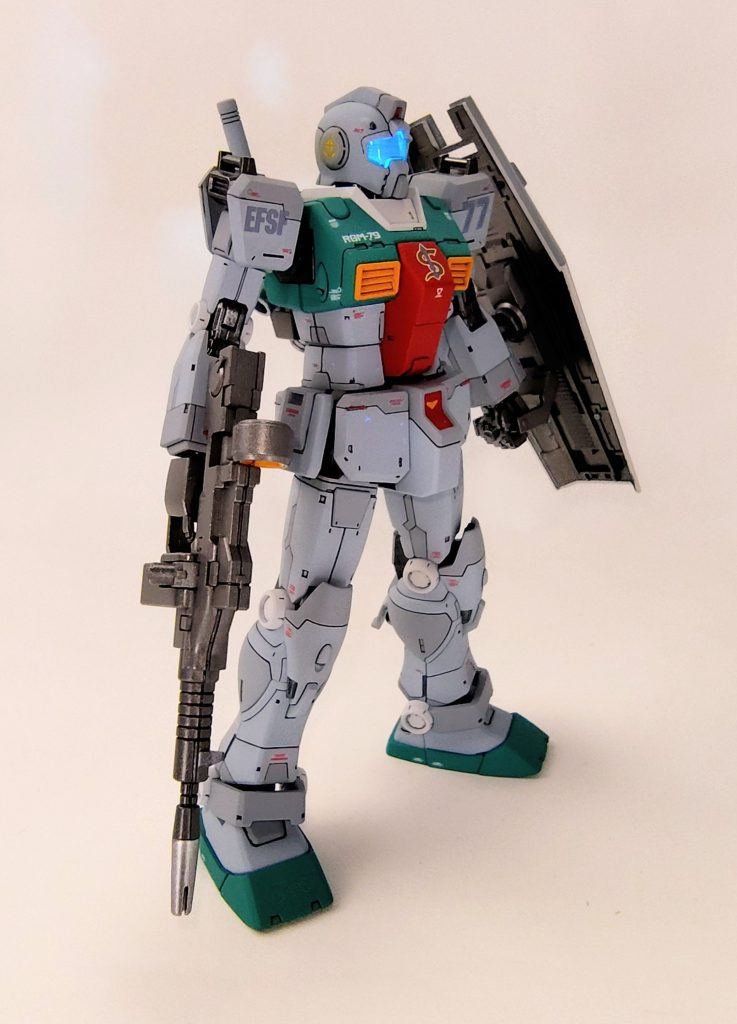 メインカメラの裏側に蛍光塗料の透明を塗って光らせてあります。