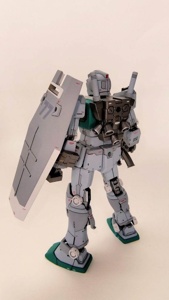 後ろ姿。ランドセルとビームライフルは初めての試みでメタリックとサーフェイサーを調合して1回の塗装で済ませ上手くいきました。