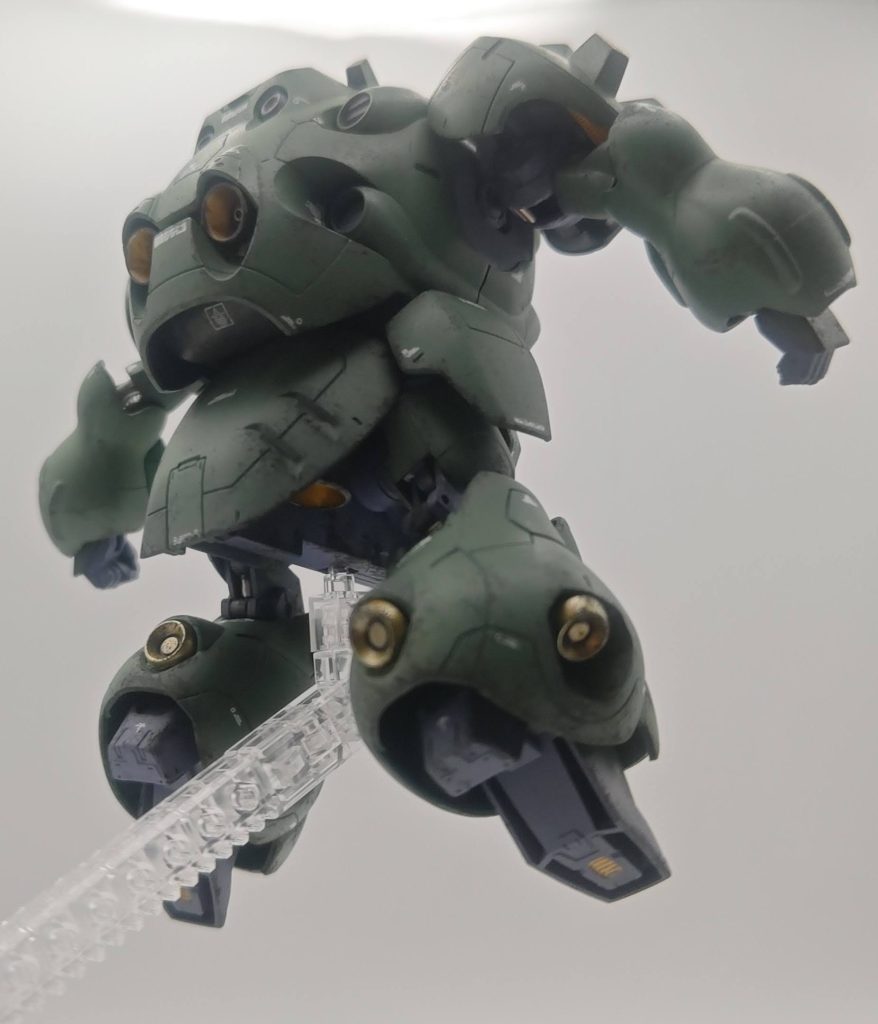 スカート内部にもスラスターと上半身内部にプロペラントタンクを増設してスカスカな感じを払拭しました。