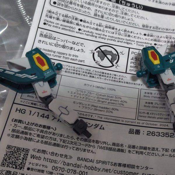 今日は、雨も止んでましたので、つや消し💡と思って準備してましたら、1枚デカール剥がれましたし、ドラゴンハング？腕を伸ばしたらさみしくて、デカール貼って終わりました😅ゲート処理も下手したら進まずでしたが、白いパーツを少しやりました。出っ張り消えればいーか😂と、棒ヤスリまでにしたり😅、爪ヤスリもしたり。だれてきたので、また乗り気の時にやりますー😣（1枚目）