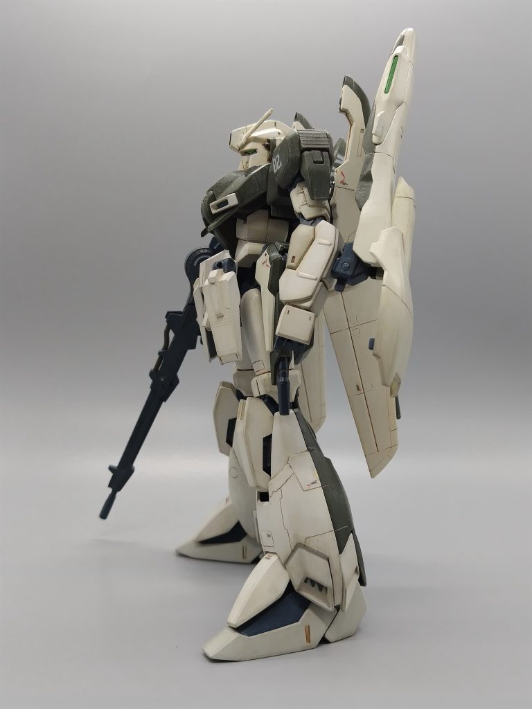 股関節のロック機構が壊れたので変形はあきらめてMS形態で固定です。隙間の多い腰回りに蛇足の前垂れ追加。