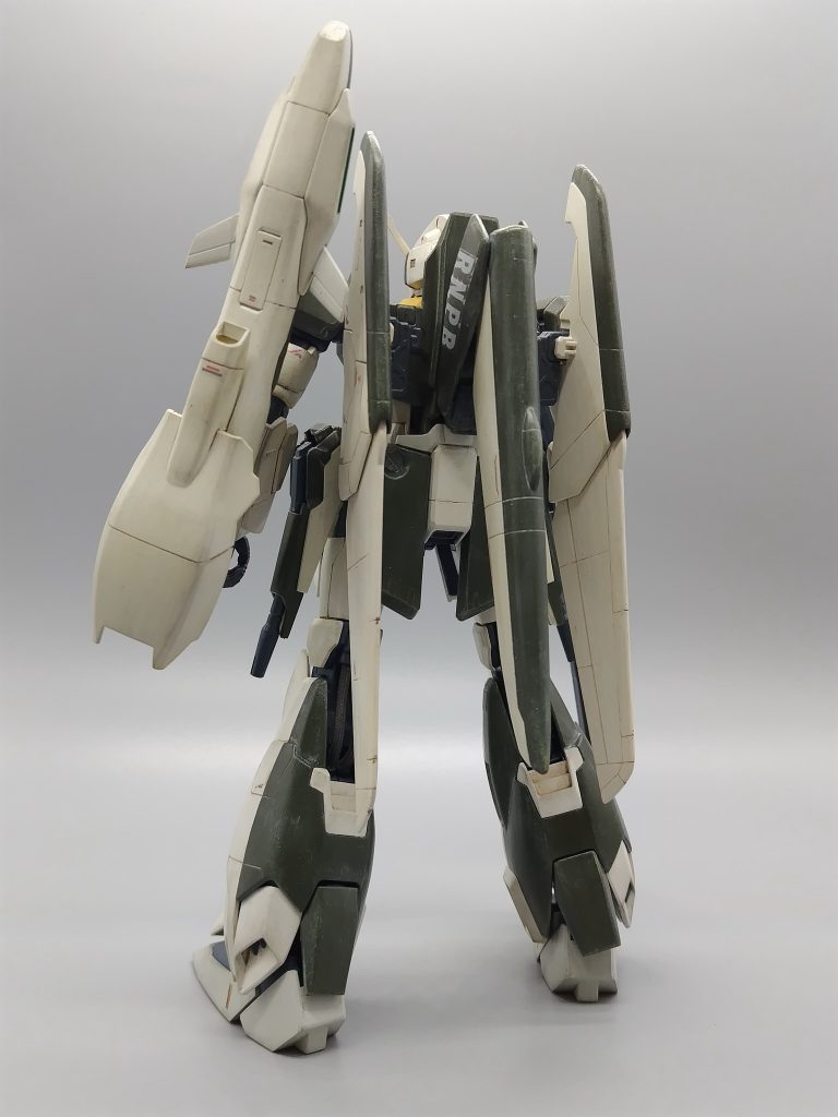 機首部分の小さい羽根も紛失していました。のでジャンクから切り出し。