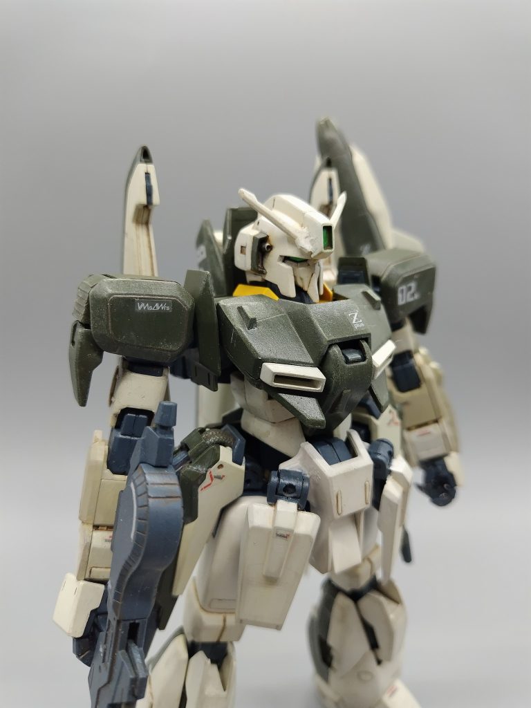 各部ゆるゆるなので立たせるのでやっとです。