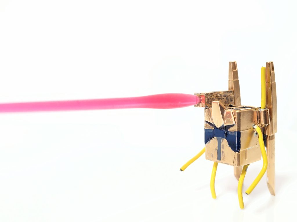 トサカは肩に移動してビームが出ます