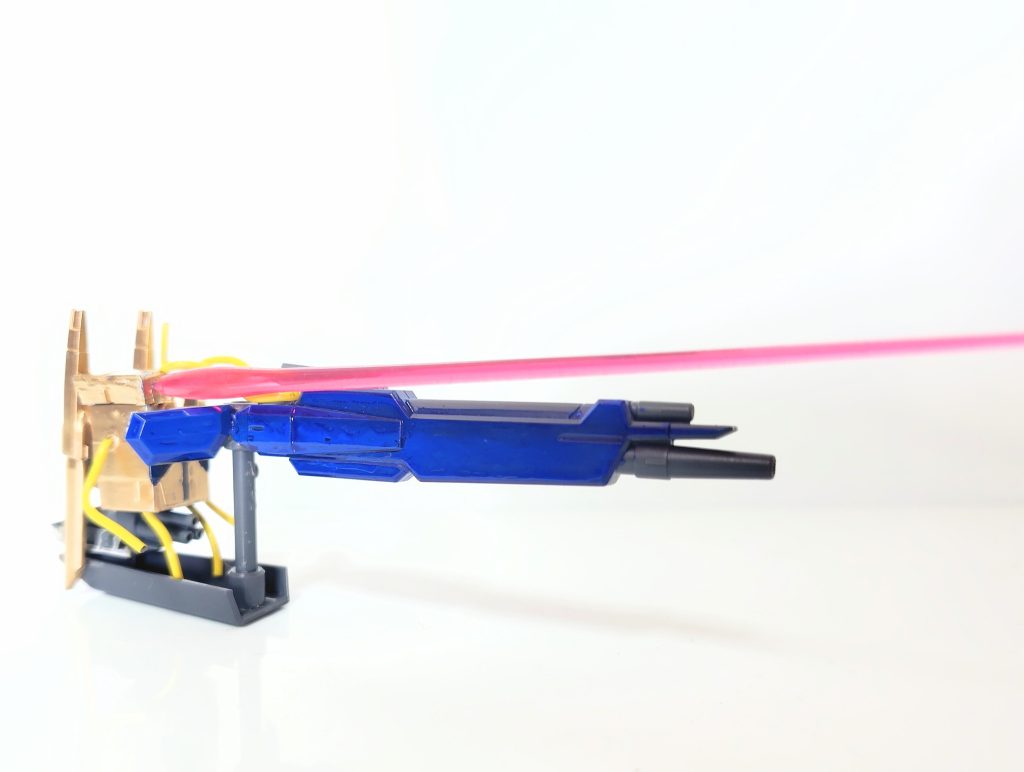 ビームが出ます（肩から）