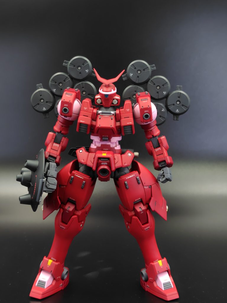 設定どおりのカラーリングだとかなりシンプルなので、赤色部はRG風に2色で塗り分けています。けっこう色味に差をつけたつもりだったのですが、つや消しにして写真にとると、だいぶマイルドになっちゃいました。