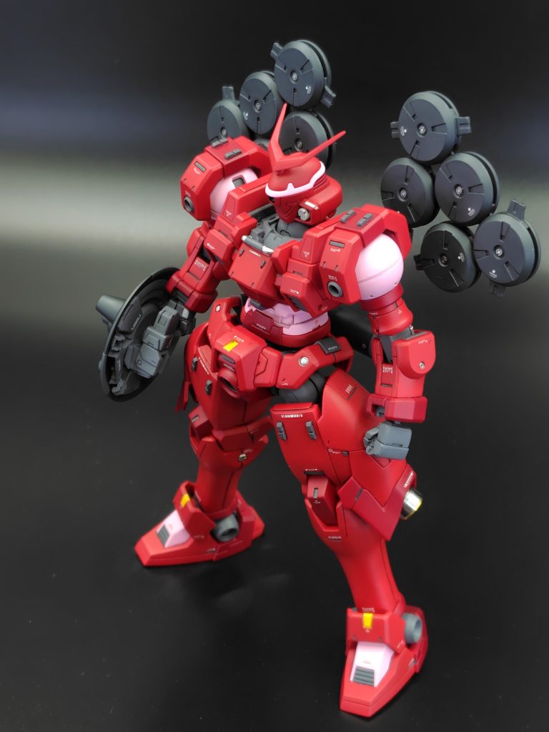 RGウイングゼロが来た時に違和感なく並べられるよう、スジボリやプラバン・メタルパーツなどで情報量をアップしています。しかしゼロが入手できるかどうかは不明…