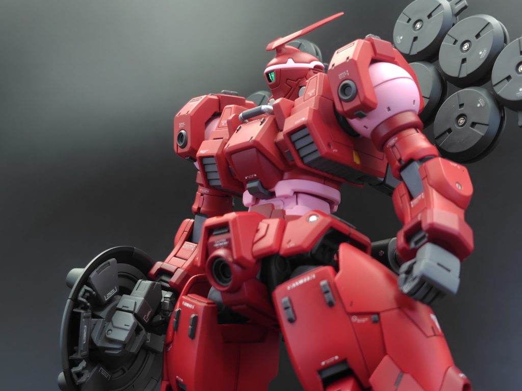 クラッシュシールドは素立ち時に側面へ回せるよう、握り手部分に関節を追加しました。裏面ディティールは成型の都合か一部が欠けているので、ジャンクパーツで適当に補完しています。