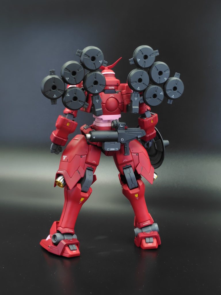 ビームガンはかなり可愛らしかったので、砲身の延長やディテールアップを行い、マグネットで腰部にマウント可能にしました。雷神の太鼓をプラネイトディフェンサーにしちゃうカトキ神のセンス、そこにシビれる！あこがれるゥ！