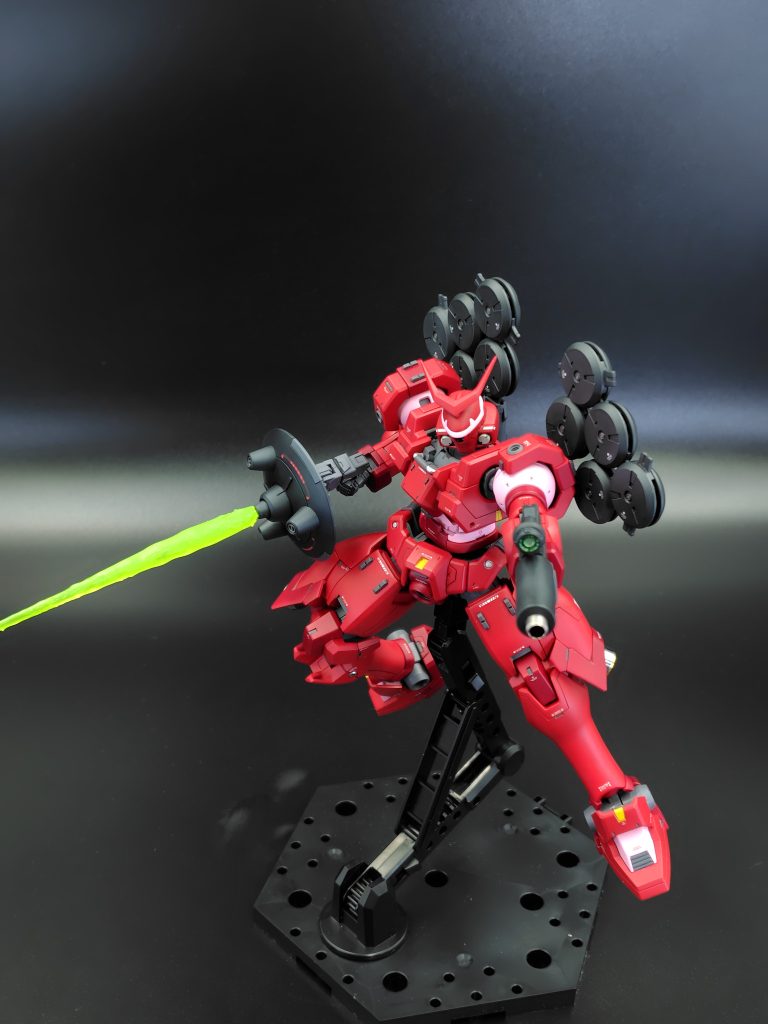 クラッシュシールドのビームエフェクトは普通のサーベル用でほっそりしてたので、ジオラマ用の水素材を塗りつけて太らせてみました。ビームガンの照準器はMSサイトレンズに変更してクリアパーツ化しました。さすが公式パーツ、ピッタリだぜ…！