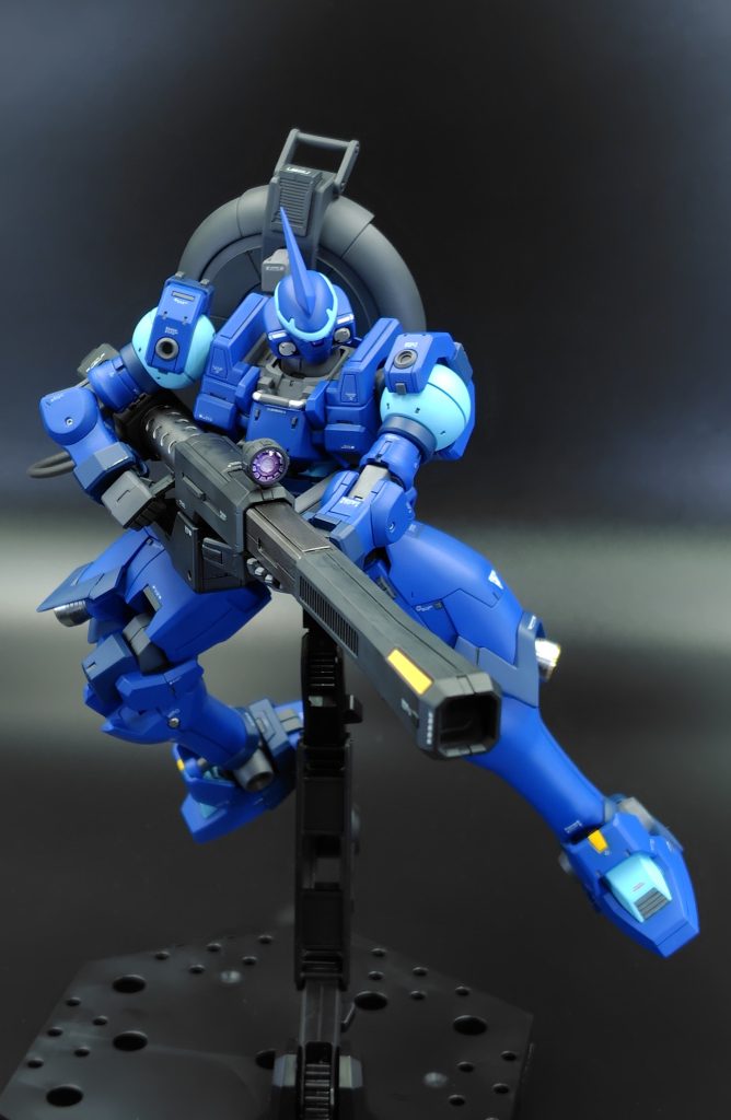 メリクリウスのビームガン同様、こちらのキャノンも照準器をMSサイトレンズでクリアパーツ化しました。HGなのにキャノンを脇に抱えるポーズも余裕でとれちゃいます。バンダイ驚異の技術力！