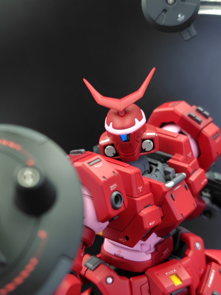 アンテナは真鍮線を使って延長・シャープ化し、少し角度を立てて取り付けました。カメラはキットのシールの上から蛍光クリア―を塗っています。