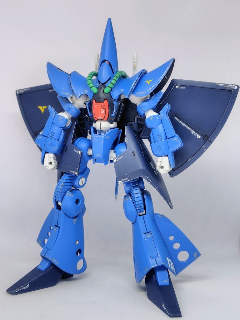 こういう異形のMSはプラモの構造も独特なので作るのが面白いですね(zaku-kao5)ただ合わせ目が多いのには泣かされました。