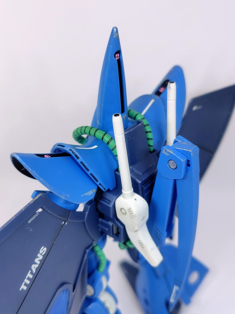 後頭部と肩のモノアイとレールはマーカー塗装。