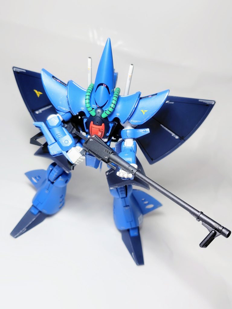 フェダーインライフルの保持はかなり無理矢理です。デザイン上仕方ないですが頭も肩も動きません。その分複数のモノアイでカバーするという発想はすごい。