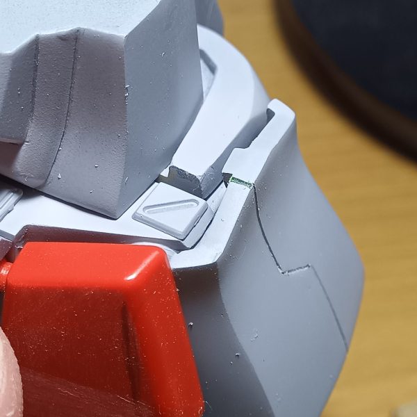 ここへ来て………腰のアーマー裏のすき間が気になって………またやり直します………スネのバーニア基部にボールジョイント入れました（1枚目）