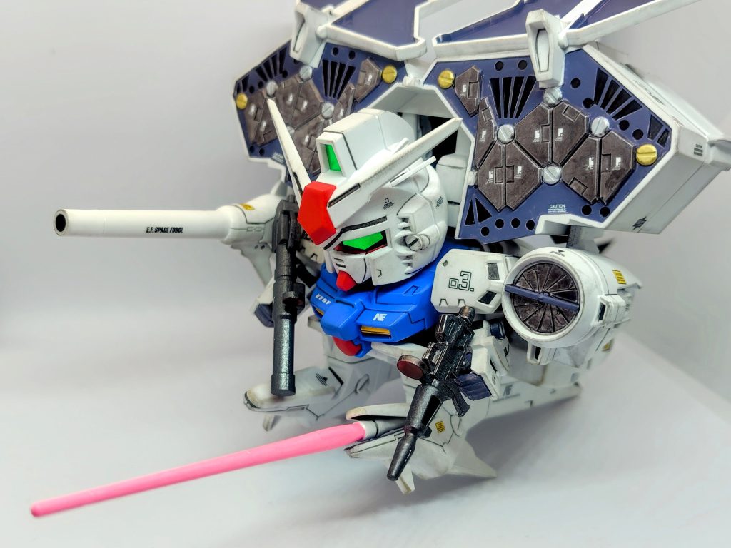 大型ビームサーベルも白一色だったので刀身をピンクで塗装。