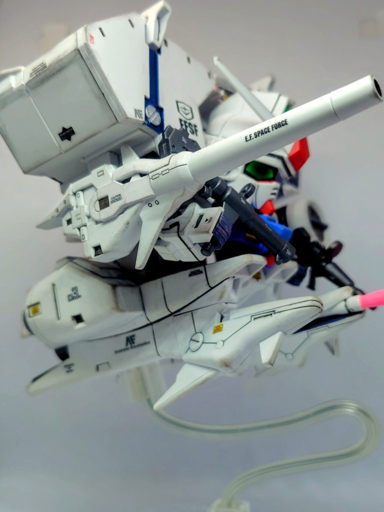 底に3mm穴を開けてスタンドに対応させました。