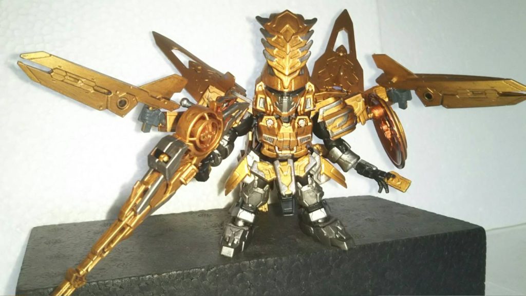 今回からの試みで背面に30MMを搭載していて背面の腕でも攻撃ができる設定仮面ライダーシーカーみたいに