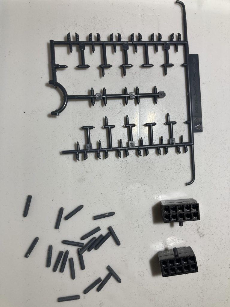 OPセットのミサイルポッドは、中身が入っていないので、ランナーから20本もミサイル作りました。。。