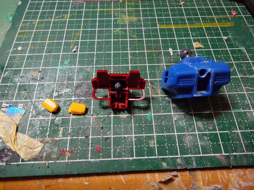 赤い部分はアメイジングレッドの胴体を加工してありますコックピットの下の方を切断して短くして内側の不要な部分を削り３ミリ棒を接着してガンダムの胴体と接続できるようにしてあります