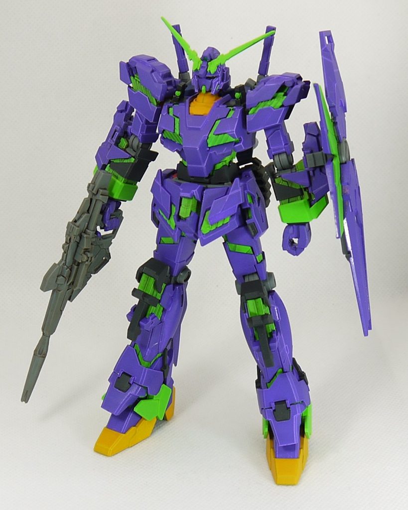 　そしてもう一つ、『ガンプラ凄技テクニック～ガンプラ簡単フィニッシュのススメ～HG編』（著：林 哲平）のHGバンシィ・ノルン×夜光塗料仕上げを参考にサイコフレーム部などを夜光塗料で塗っています。　　若草色の部分は普通のスプレー塗料で塗装した後、ほぼ同色の夜光塗料を吹きました。　ブラックライトを当てると光って見えると言うことなんですが、あまり光っている感じじゃないですね。