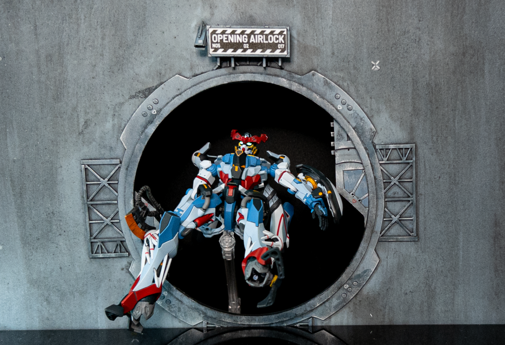 ハッチはもちろん開きます！その先を作る技量とガッツはないのでナーンにもない空間になってますが😆印象的なシーンが多いのでいつかコロニー外のジオラマにも挑戦してみたい