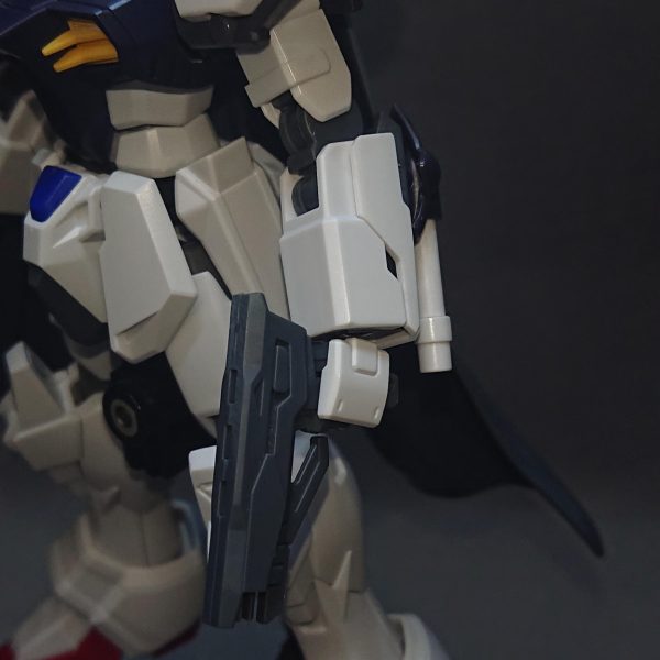 72番目のストライクの仮組ができました！今回の機体は“陸戦型ストライクシリーズ”4機目のアタッカーとして“隠密性”と“近接戦”に重きを置いたストライクになります💡本機体のキーパーツになっている“マント”は自分の作品によくコメントをくださる“さーしースーさん”から頂いた改造案“黒いマントまたはボロボロのマント”という案を30MMのマルチクロスというマント風のパーツを使用して元に自分なりに形にしてみたモノですホントは歴戦の戦士っぽくボロボロのマントにしたかったのですが、練習で余ったマントに手を入れたところ“ぐしゃぐしゃで見るに堪えないマント”が出来上がってしまったので今回は諦めることにしました💦このマントには高い隠密性と多少の防御力がある設定ですｗ▼右腕に持たせた近接戦用の武装は30MMのパーツを組み合わせて作ったオリジナルのモノで、剣のようで斧のような変わったデザインにしてみました！生身の人間が装備する武装ならきっと毒とか塗っていても不思議じゃないかもしれませんねｗマントの隙間から刃先が見えている感じが気に入っています💡▼左腕にはハンドガンを持たせています近接戦時に飛び道具を織り交ぜるのってロマンを感じちゃいますｗマントで手元が隠れていて初見ではハンドガンに気付き難くなっているのもポイントが高いです✨隠し武装として左腕にはビームサーベルが仕込まれていますイメージとしてはユニコーンのビームトンファーみたいな感じですかねマントで全く見えないうえにハンドガンに気を取られているので、不意を突いて突然グッサリいくことができます！▼隠密性を求めたため追加のスラスターなんかは装備させていないので機動力はあまりありません前線に向かう際にはMA形態のクアッドストライクに運んでもらうことを考えていますｗ他の3機のような派手な戦闘はありませんが、派手に暴れ回るチームの足りない所を補ってくれる仕事人って感じを目指しています💡では、完成品をでまたお会いしましょうｗ（3枚目）