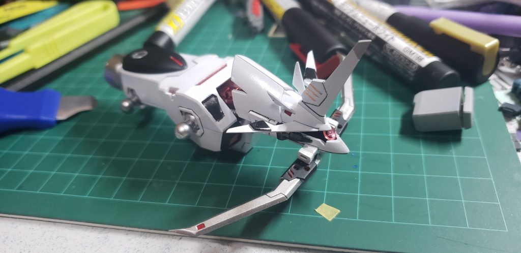 やっと塗装開始です！白主体にしたかったので関節部をシャインシルバー（いつもならガンメタ）にしアクセントでメタレッドをいれてます。正直メタレッド入れたいが為に白にしたまでありますw