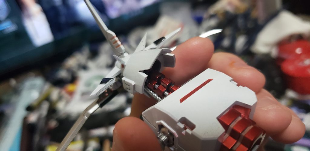 ここの首ほんとにすこ...何気に、ここの関節をメタレッドで塗るのが制作の発端です