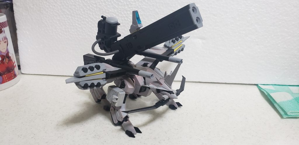 ガンダムマーカーはサフ要らないらしいのですが、色合い考慮とフェイズシフトダウンをイメージしてグレーとブラックのサフを吹いております。塗装前のサーフェイサー吹いた色一色の状態スキスキドラゴン（伝われ） 