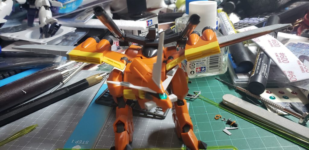 相当見づらいですがサフ前になりますこの時点で翼にフルコーンのミサイルをつけるつもりだったため不器用ながらプラ板で少し延長し、ディテールチップパーツ？みたいなのを適当に貼ってそれっぽくしてますw