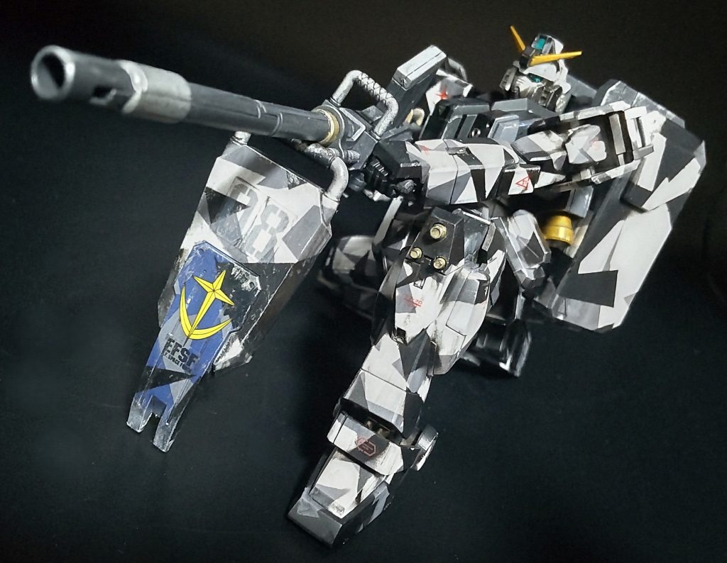 嵐の中で輝いて最後はXの方にも上げた写真で〆。本当に輝かせるための構造と可動域してますね。輝き撃ちがしっかり決まります。撮影技術とポージングは今後研究していきたいですね。それでは最後までご覧いただきありがとうございました。こんな作品を今後も上げていくのでよろしくお願いします。あとデカールを貼るべき位置がよくわかってないのでアドバイスお待ちしております。