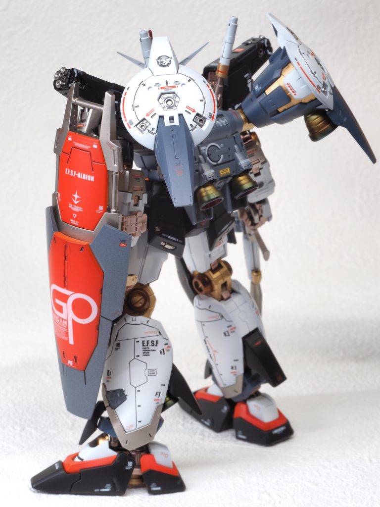 グレーはディープオーシャンブルーです。ただ、盾やライフルの一部にはスーパーアイアンを混ぜて塗布しています。